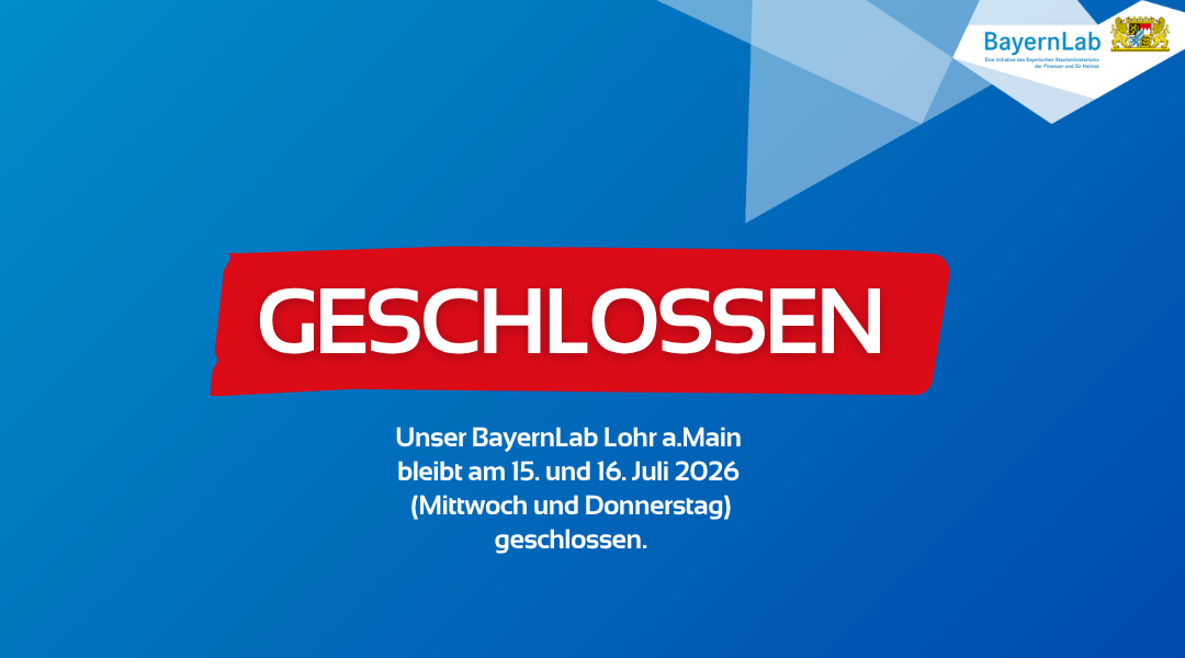 Zentral auf blauem Hintergrund steht ein großes, weißes Wort 'GESCHLOSSEN' auf einem roten, quer verlaufenden Balken. Darunter befindet sich in kleinerer, weißer Schrift der Hinweis, dass das BayernLab Lohr am Main am 15. und 16. Juli 2026 (Mittwoch und Donnerstag) geschlossen bleibt. Oben rechts sind das BayernLab-Logo und das bayerische Staatswappen abgebildet. Die Gestaltung ist schlicht und klar, mit geometrischen Formen im Hintergrund.